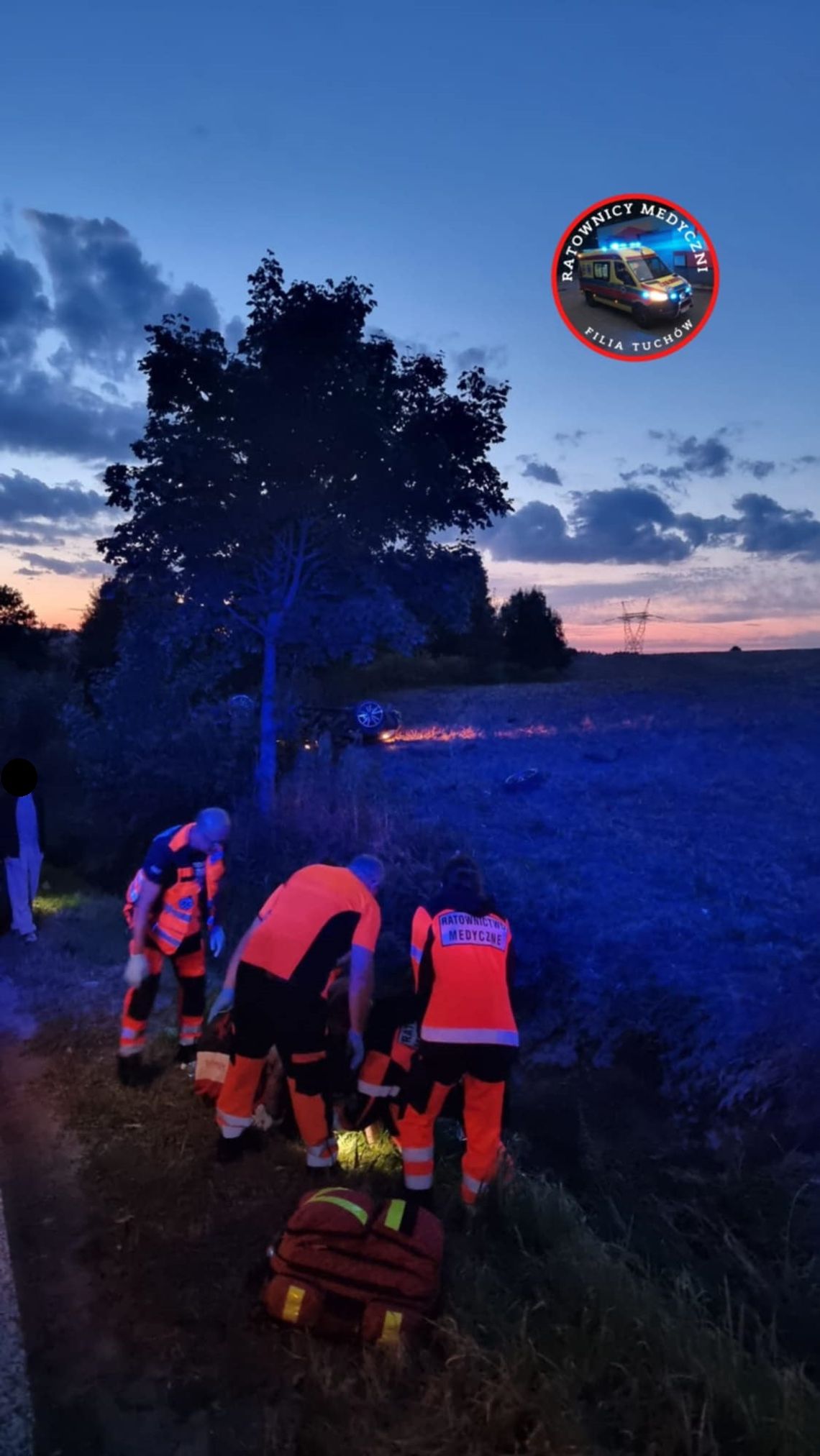 Dachowanie osobówki na pograniczu Łękawicy i Trzemesnej. Są osoby poszkodowane. Auto w polu!