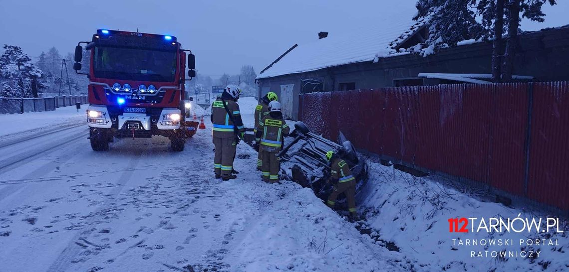 Dachowanie osobówki pod Wojniczem. 20-latka wyciągnięta z pojazdu przez strażaków