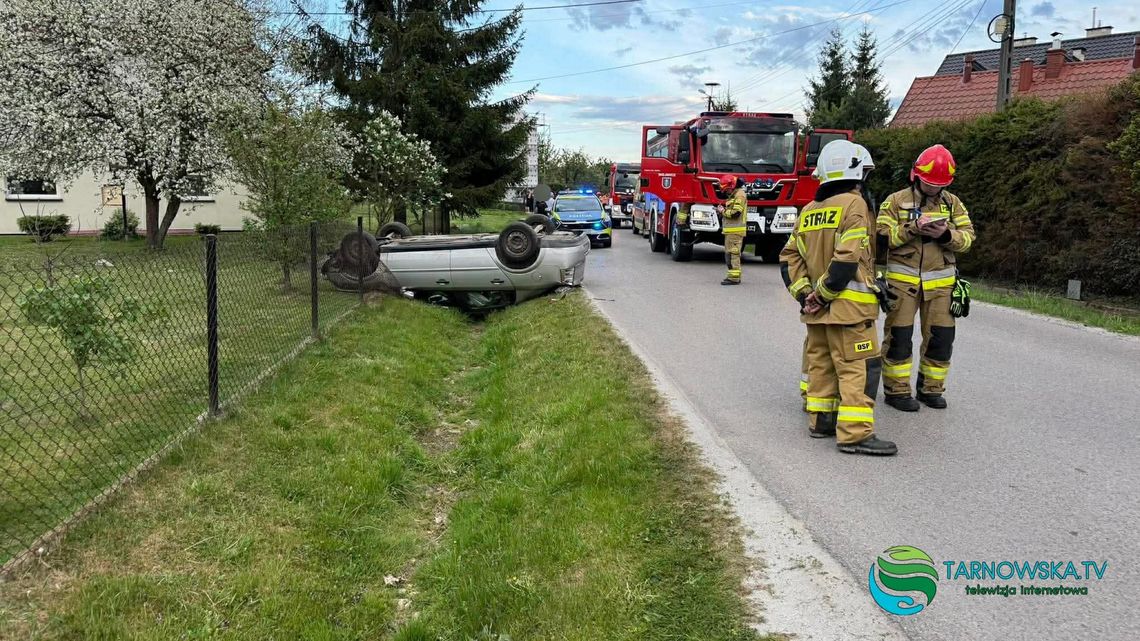 Dachowanie osobówki w Biadolinach Radłowskich