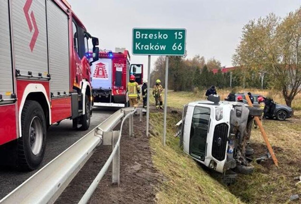 Dachowanie samochodu dostawczego na DK94 w Wojniczu. Kierowca mógł zasłabnąć za kierownicą Dachowanie samochodu dostawczego na DK94 w Wojniczu. Kierowca mógł zasłabnąć za kierownicą