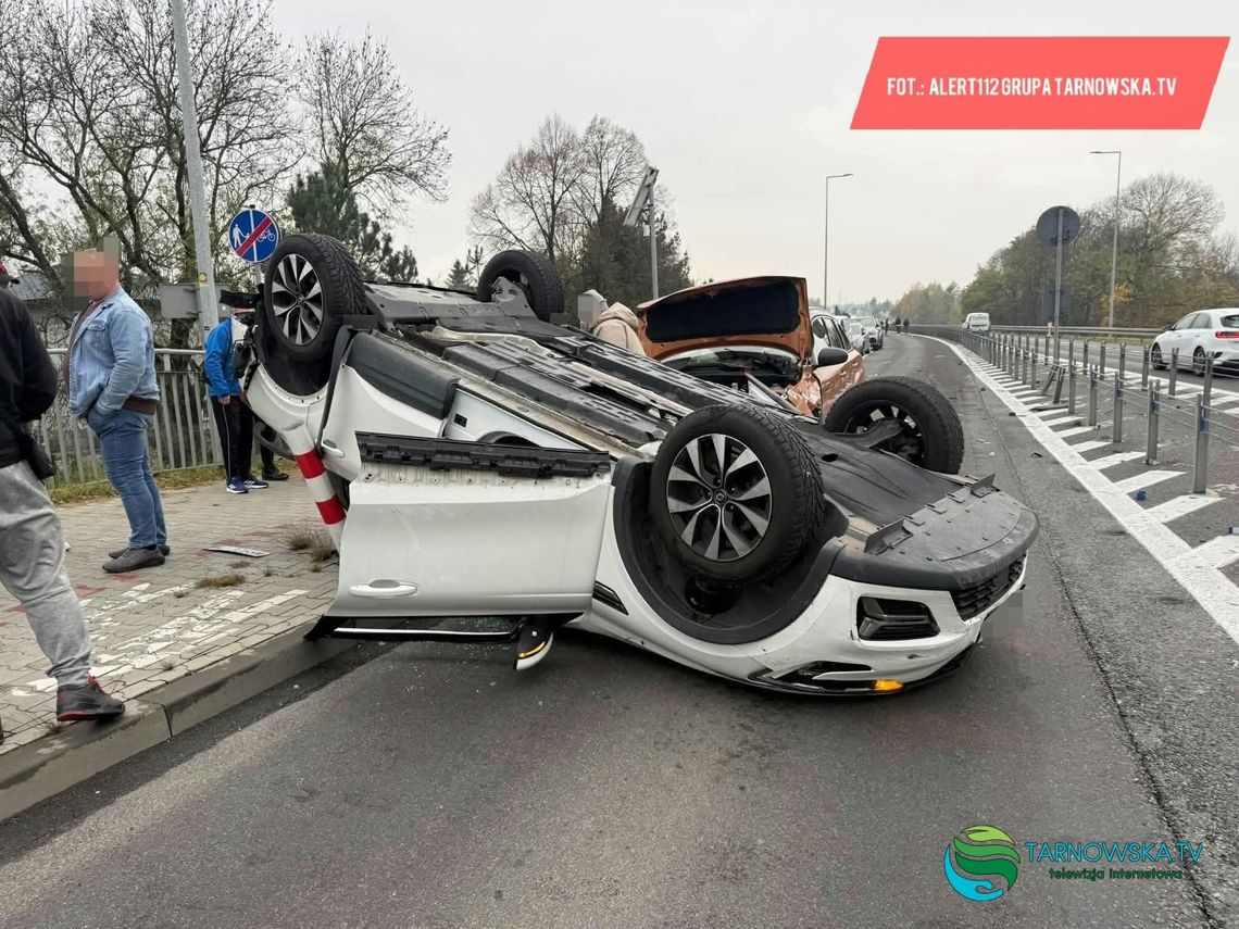 Dachowanie samochodu na DK94 w Łukanowicach. Trzy osoby pod opieką ratowników, droga w kierunku Tarnowa zablokowana Dachowanie samochodu na DK94 w Łukanowicach. Trzy osoby pod opieką ratowników, droga w kierunku Tarnowa zablokowana