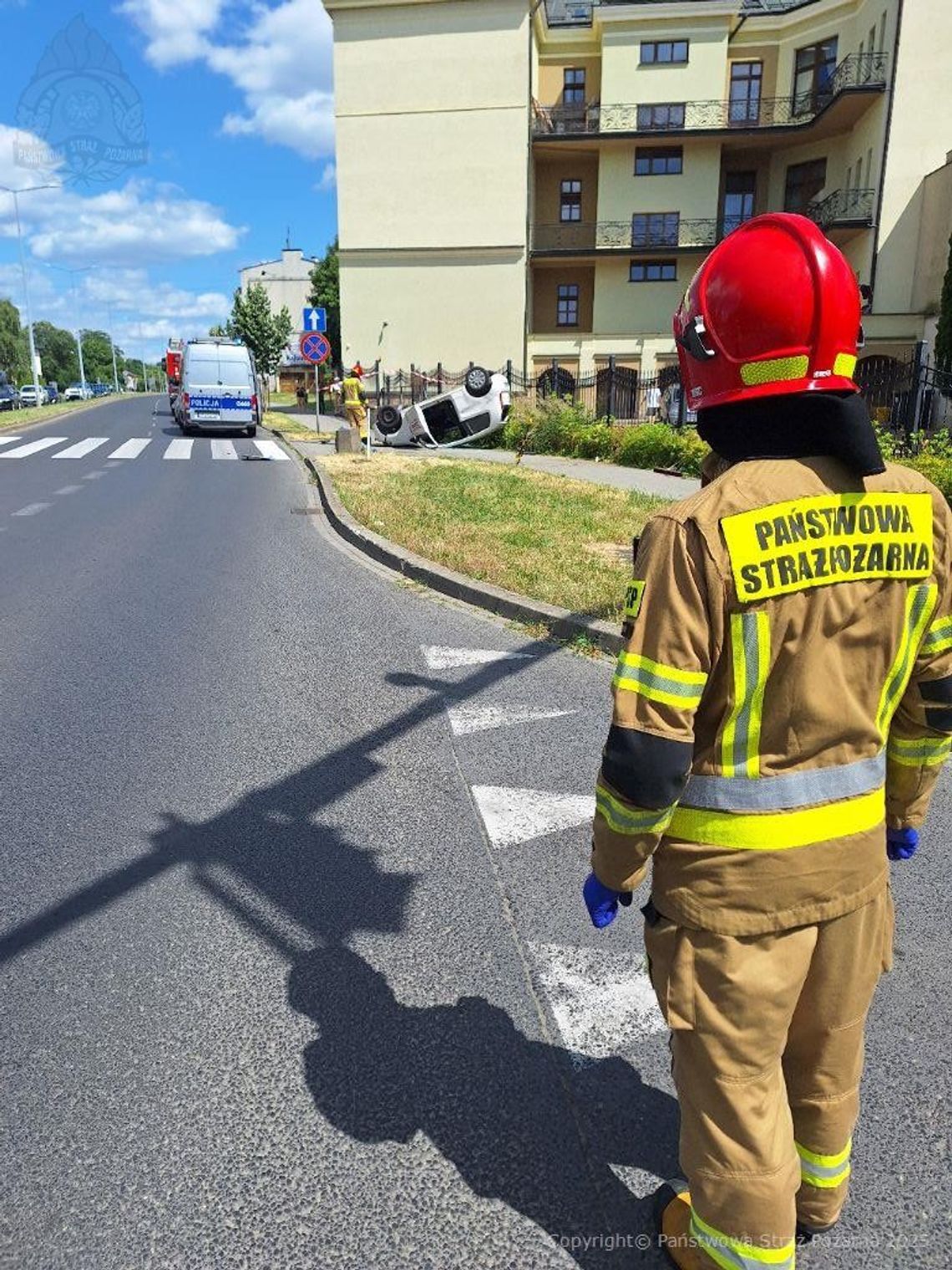 Dachowanie samochodu na ul. Sitki w Tarnowie. Dwie osoby w szpitalu, kierowca i piesza