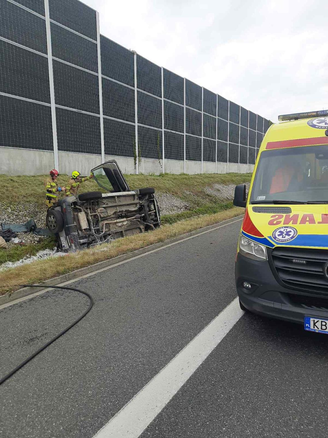 Dachowanie samochodu osobowego na autostradzie A4 pod Brzeskiem
