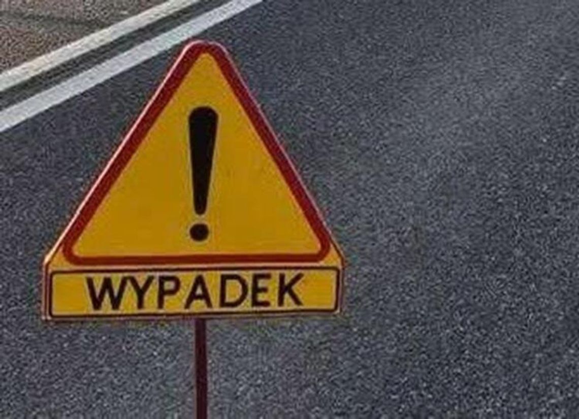 Dachowanie samochodu w Jadownikach Mokrych. Poszkodowany w szpitalu