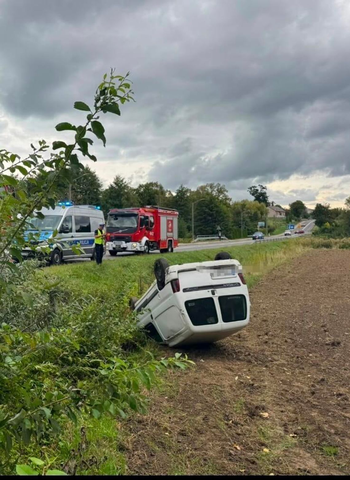 Dachowanie samochodu w Tymowej. Dwie osoby podróżowały autem, są utrudnienia na DW966 Dachowanie samochodu w Tymowej. Dwie osoby podróżowały autem, są utrudnienia na DW966