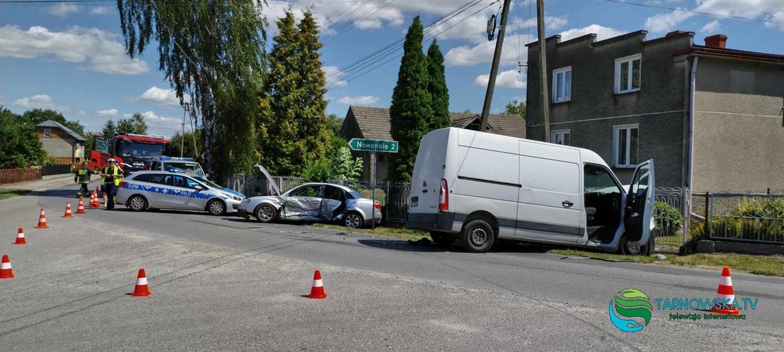 Demblin. Dwie osoby trafiły do szpitali po zderzeniu samochodu dostawczego i osobowego