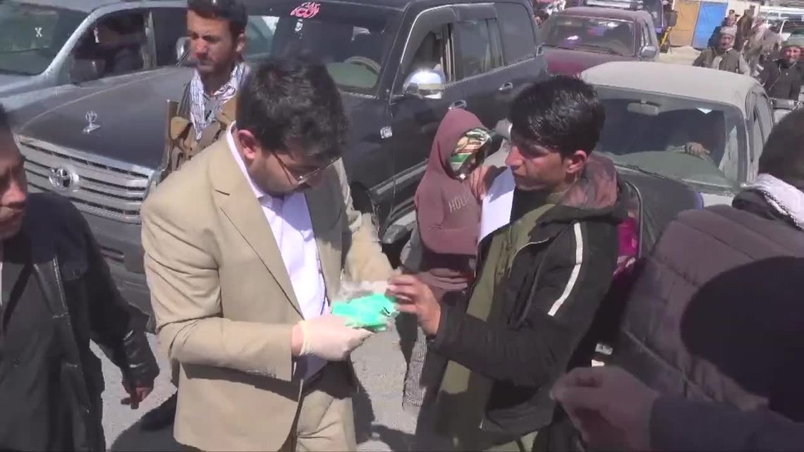 Dezynfekcja autobusów, rozdawanie maseczek ochronnych, uświadamianie kierowców i pasażerów. Afganistan walczy z koronawirusem