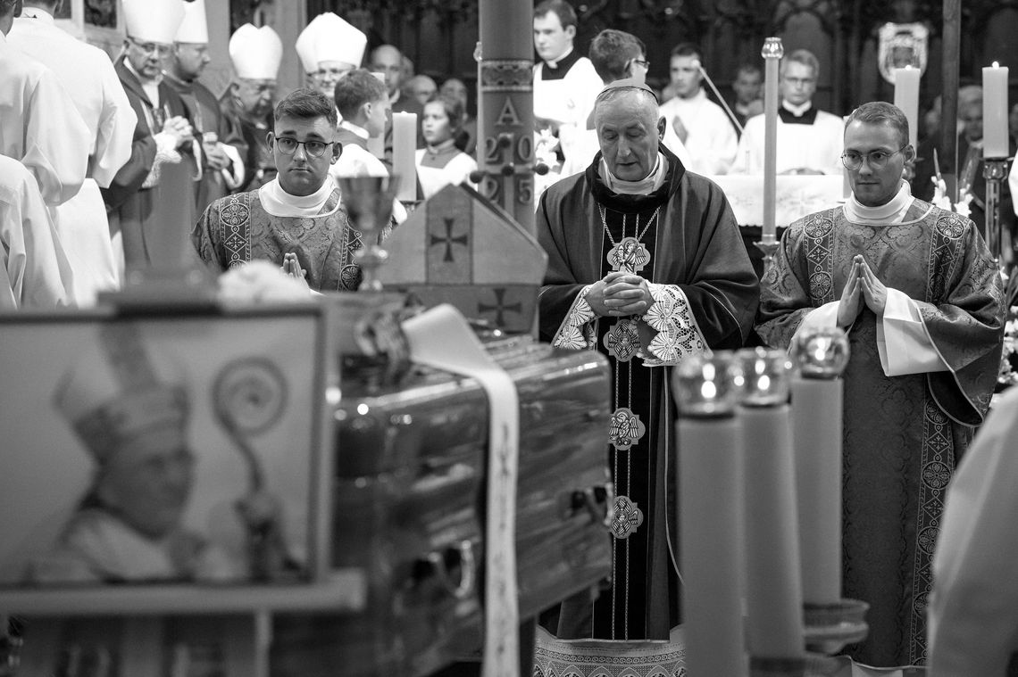 "Dobre czyny idą za nim przed Boży Tron". Msza pogrzebowa Biskupa Władysława Bobowskiego