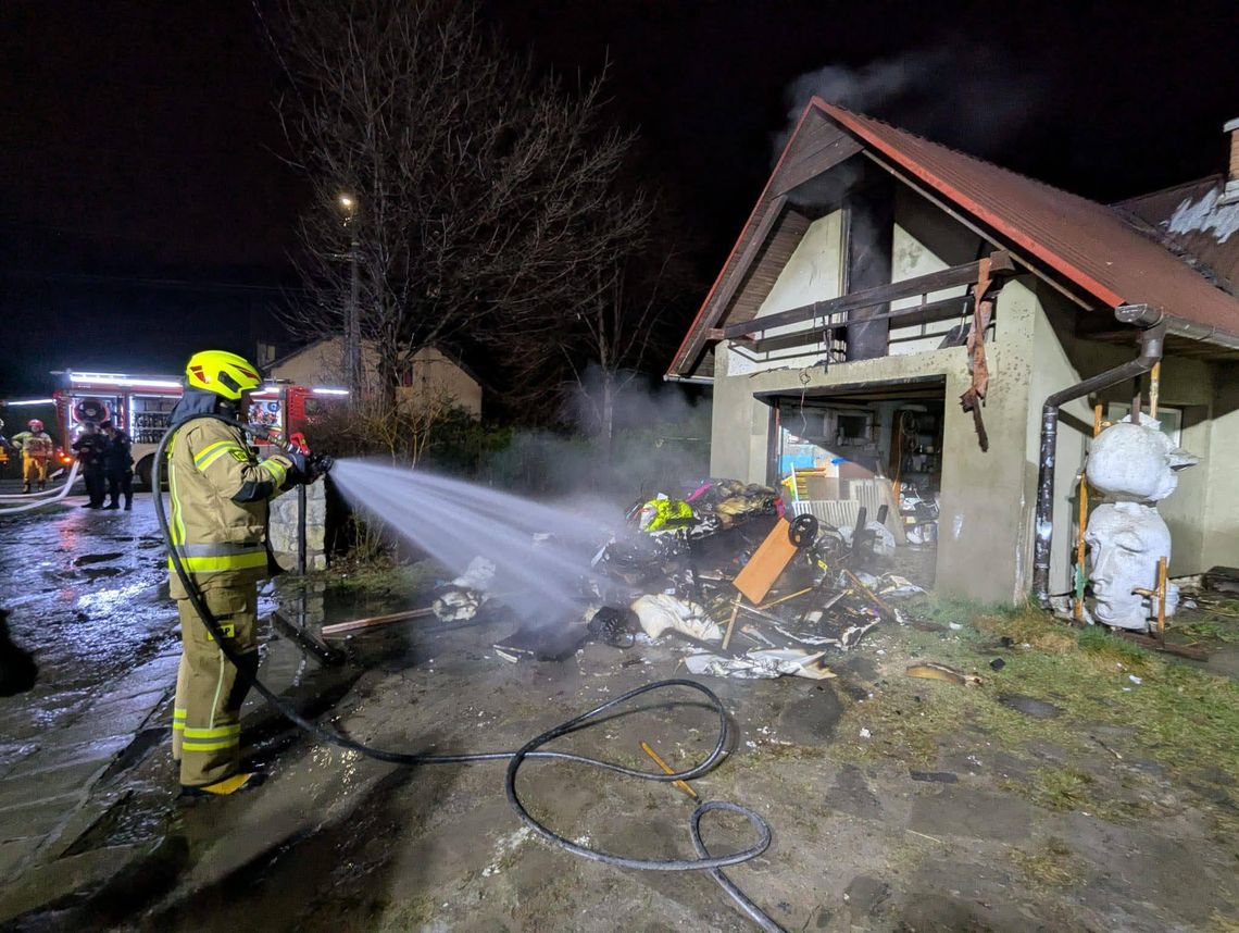 Dramat pod Nowym Sączem w środku nocy. Straże pożarne, pogotowie, policja i śmigłowiec w akcji!