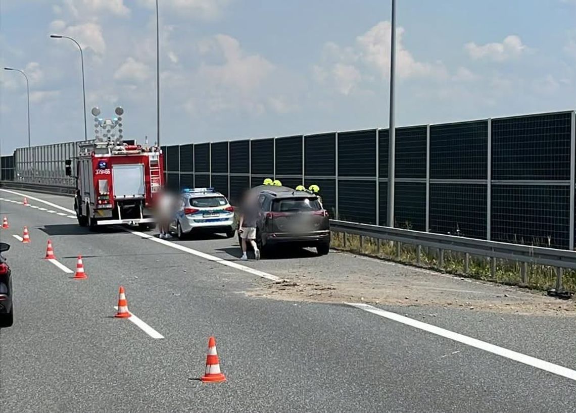 Dramatyczne chwile na A4 w Tarnowie. Osobówka rozbiła się o bariery, jedna osoba w szpitalu