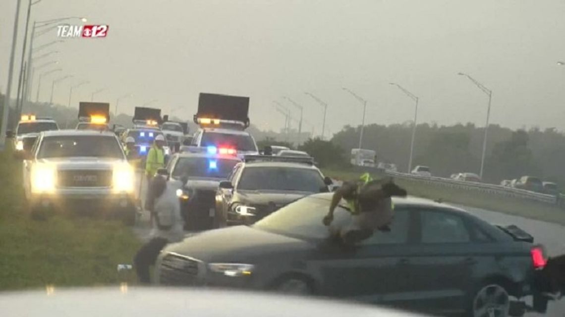 Dramatyczne nagranie potrącenia na autostradzie. Samochód staranował policjanta