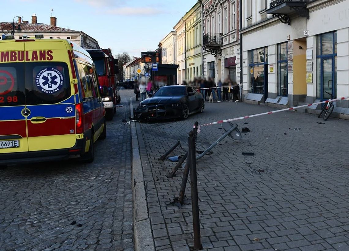 Driftował BMW w centrum Nowego Sącza. Zagroził 14 pieszym, w tym dzieciom. 22-latkowi grozi 8 lat więzienia Driftował BMW w centrum Nowego Sącza. Zagroził 14 pieszym, w tym dzieciom. 22-latkowi grozi 8 lat więzienia