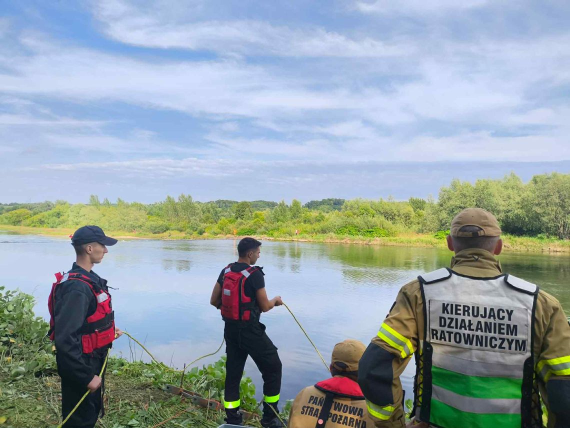 Drugi dzień poszukiwań traktorzysty na Dunajcu pod Tarnowem, który wraz z ciągnikiem wpadł do rzeki
