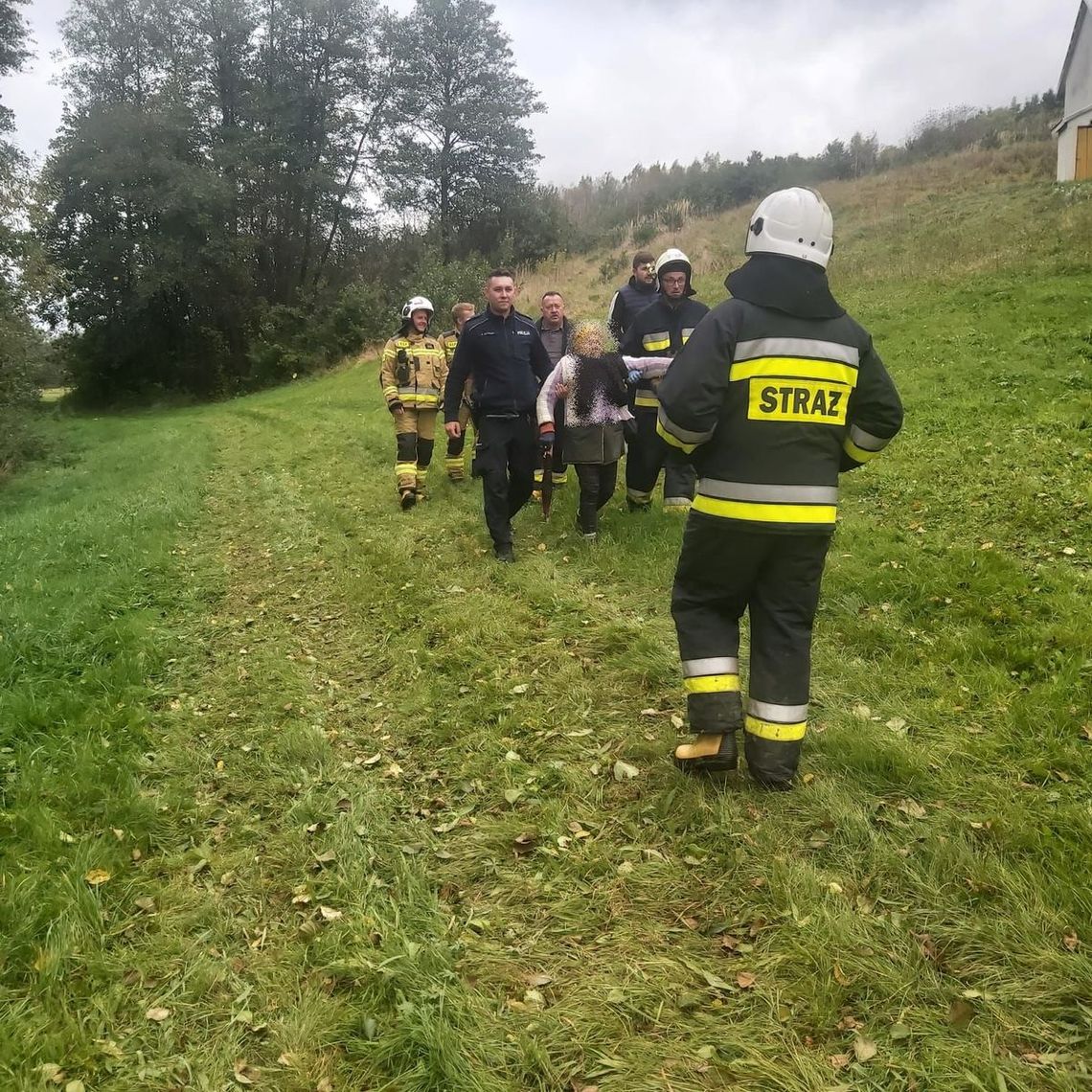Druhowie z gminy Szerzyny i policjanci z Tuchowa zdążyli na czas ratując życie starszej kobiecie