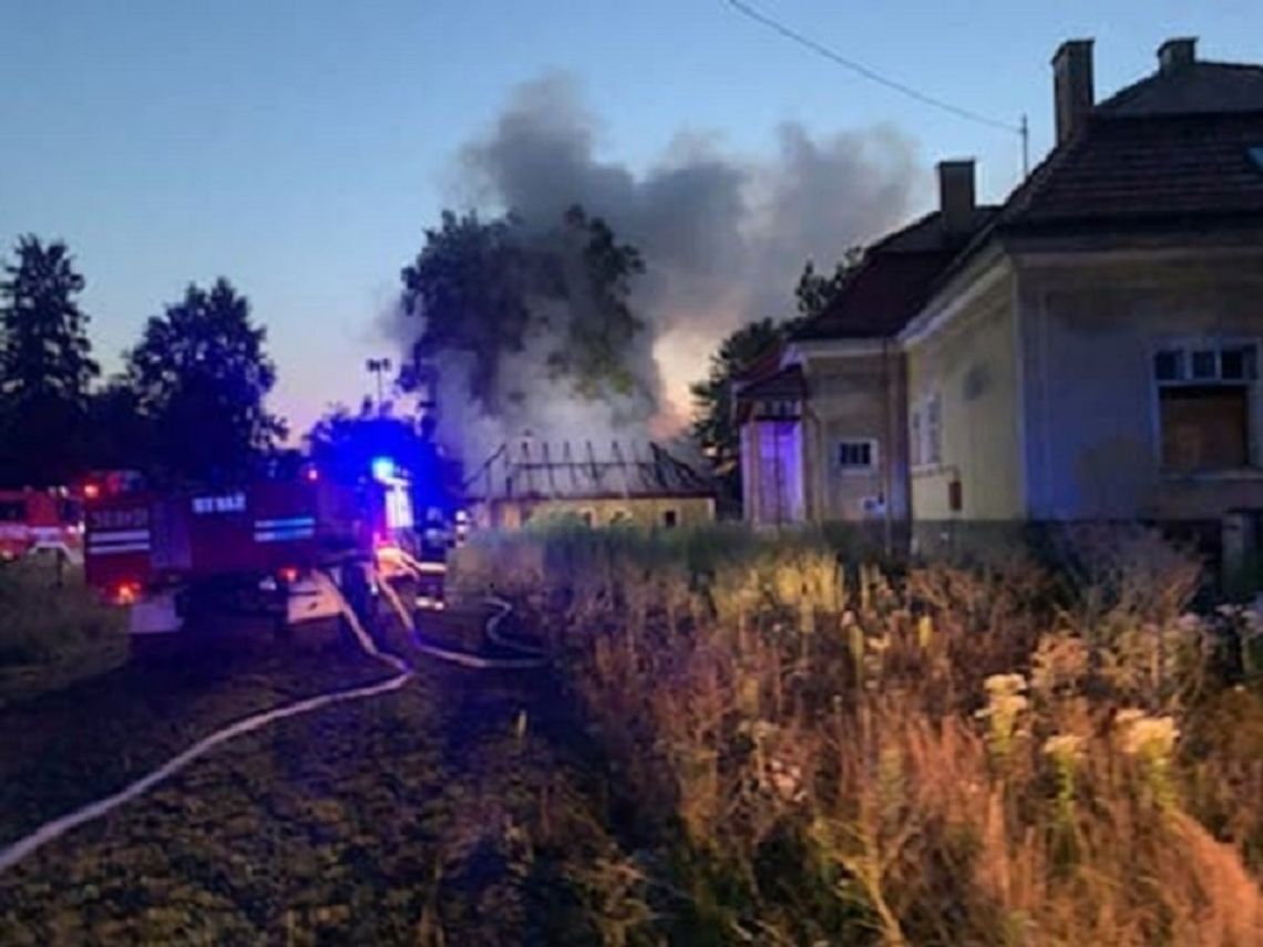 Dwa nocne pożary w regionie tarnowskim. Jeden z nich w Radłowie, gdzie zapalił się budynek gospodarczy przy plebanii