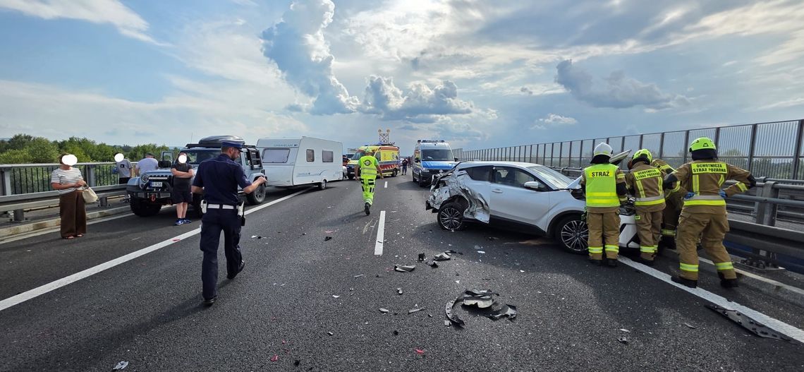 Dwa zdarzenia drogowe na A4 pod Tarnowem. Droga była zablokowana. Dziecko w szpitalu Dwa zdarzenia drogowe na A4 pod Tarnowem. Droga była zablokowana. Dziecko w szpitalu
