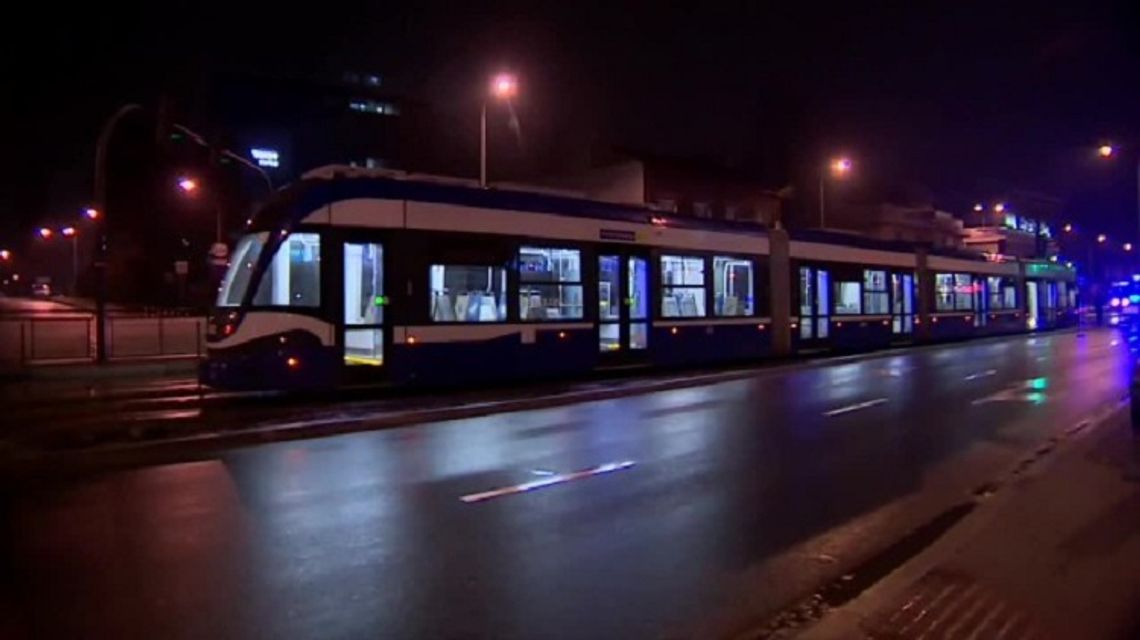Dwaj 18-latkowie ostrzelali z broni pneumatycznej dwa tramwaje w Krakowie. Jedna osoba została lekko ranna