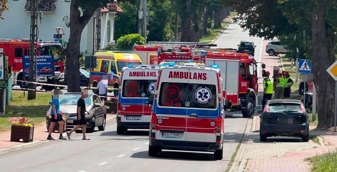 Dwie osoby ranne w wypadku na ulicy Węgierskiej w Starym Sączu. Strażacy użyli narzędzi hydraulicznych