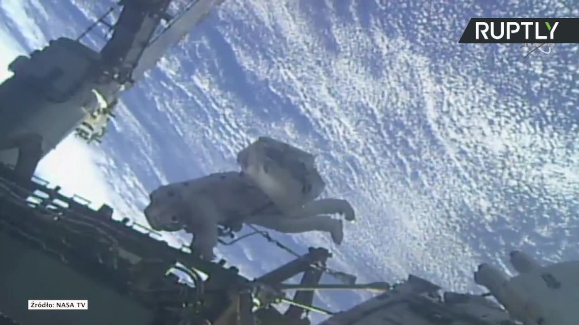 Dwoje astronautów spędziło ponad siedem godzin w przestrzeni kosmicznej. Rozpoczęli wymianę paneli słonecznych na ISS