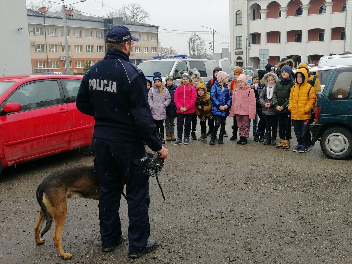 Dzieci odwiedziły dąbrowską jednostkę by poznać pracę Policji