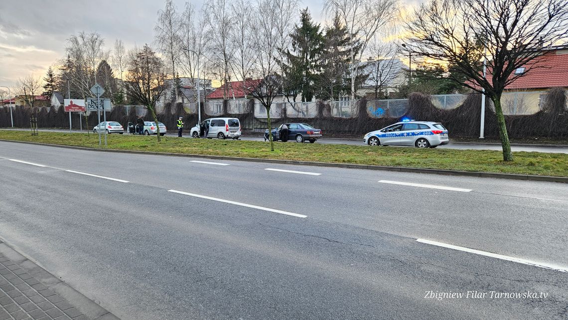 Dziecko trafiło do szpitala po zderzeniu samochodów na Jana Pawła II w Tarnowie