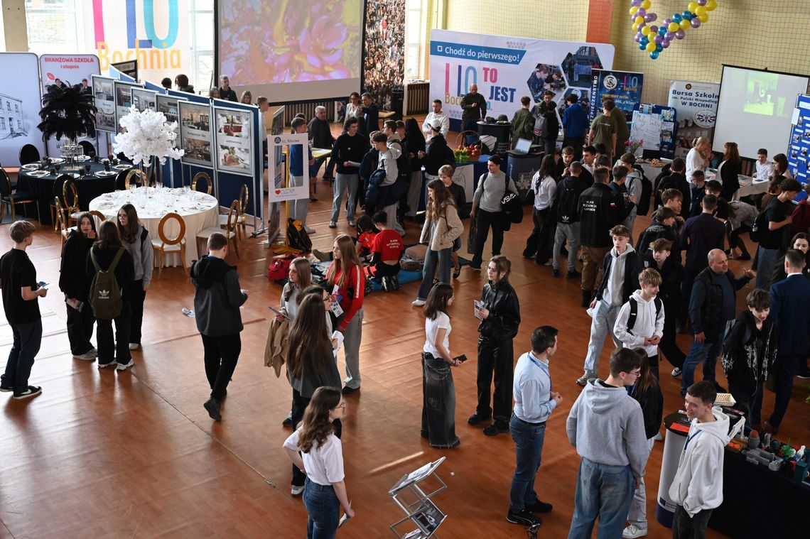Giełda Edukacyjna w Bochni. Ósmoklasiści poznali ofertę szkół z powiatu bocheńskiego Giełda Edukacyjna w Bochni. Ósmoklasiści poznali ofertę szkół z powiatu bocheńskiego