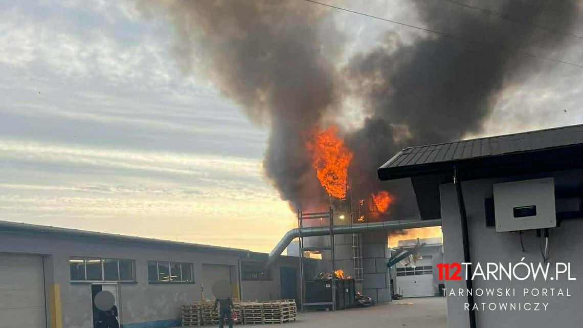 Gręboszów. Pożar silosu na terenie zakładu produkcyjnego. Nad miejscowością czarny dym! Gręboszów. Pożar silosu na terenie zakładu produkcyjnego. Nad miejscowością czarny dym!