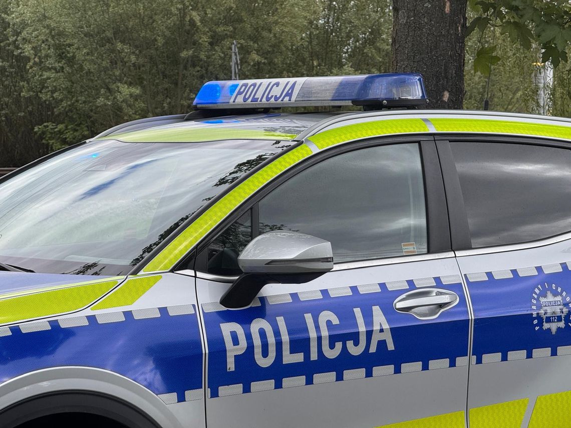 Groził kobiecie nożem i spaleniem domu. Uciekła przez okno, napastnik ukrył się w lesie Groził kobiecie nożem i spaleniem domu. Uciekła przez okno, napastnik ukrył się w lesie
