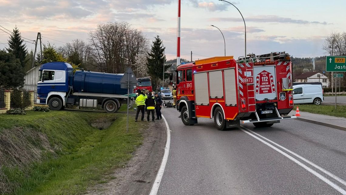 Groźne zderzenie w Ciężkowicach. Motocykl, autobus i laweta – są poszkodowani, drogi zablokowane