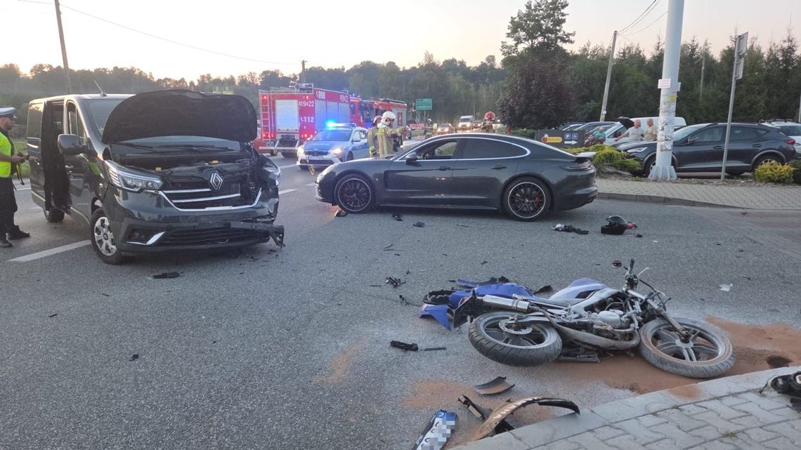 Groźny wypadek na DK75 w Czchowie. Motocyklista zderzył się z busem i samochodem osobowym Groźny wypadek na DK75 w Czchowie. Motocyklista zderzył się z busem i samochodem osobowym