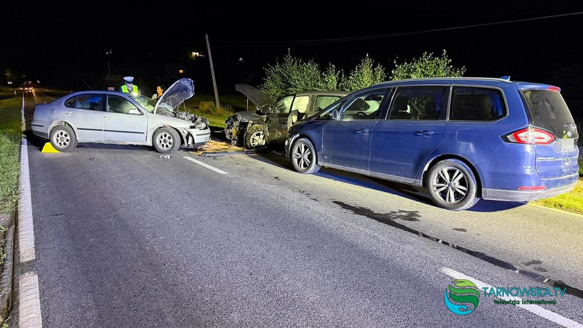 Groźny wypadek na DW980 w Zawadzie Lanckorońskiej. Zderzyły się trzy samochody, dwie osoby trafiły do szpitala Groźny wypadek na DW980 w Zawadzie Lanckorońskiej. Zderzyły się trzy samochody, dwie osoby trafiły do szpitala