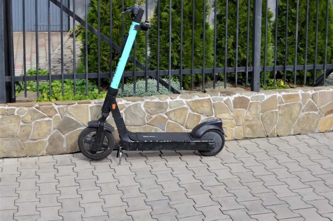 Groźny wypadek nastolatek na hulajnodze w Nowym Sączu. Policja apeluje o rozsądek