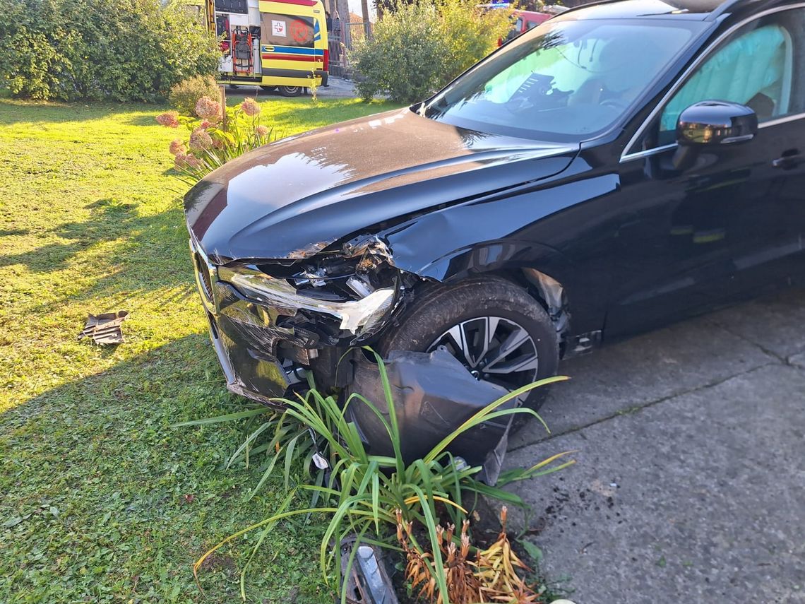 Groźny wypadek w Kąśnej Dolnej. Samochód osobowy uderzył w budynek mieszkalny. Dwie kobiety w szpitalu