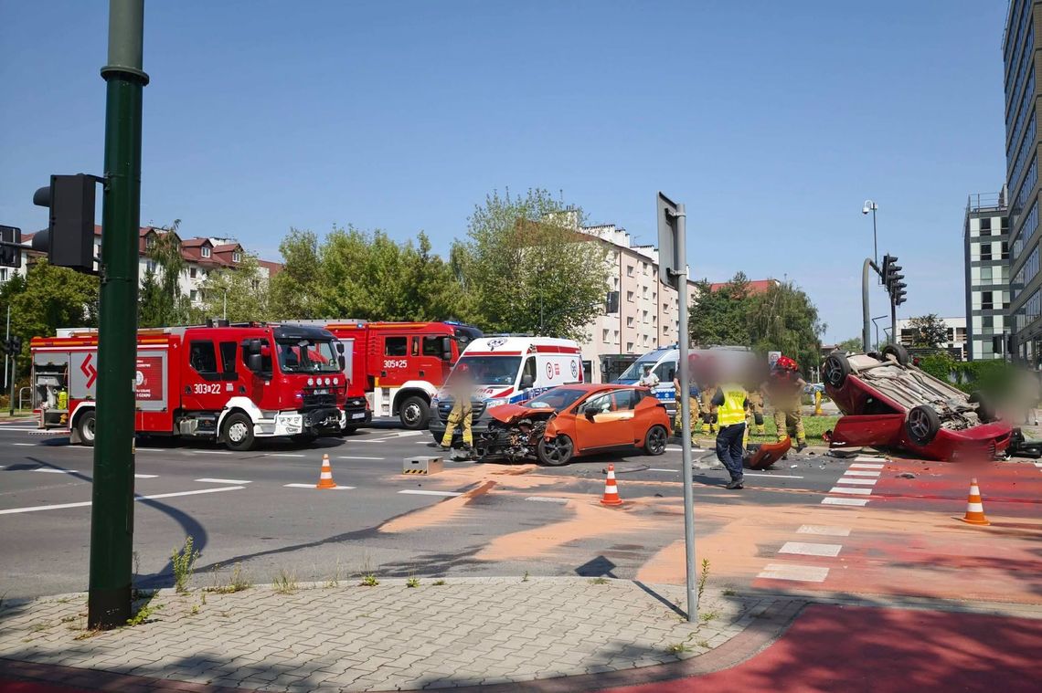 Groźny wypadek w Krakowie. Po zderzeniu samochód dachował, dwie kobiety trafiły do szpitala Groźny wypadek w Krakowie. Po zderzeniu samochód dachował, dwie kobiety trafiły do szpitala