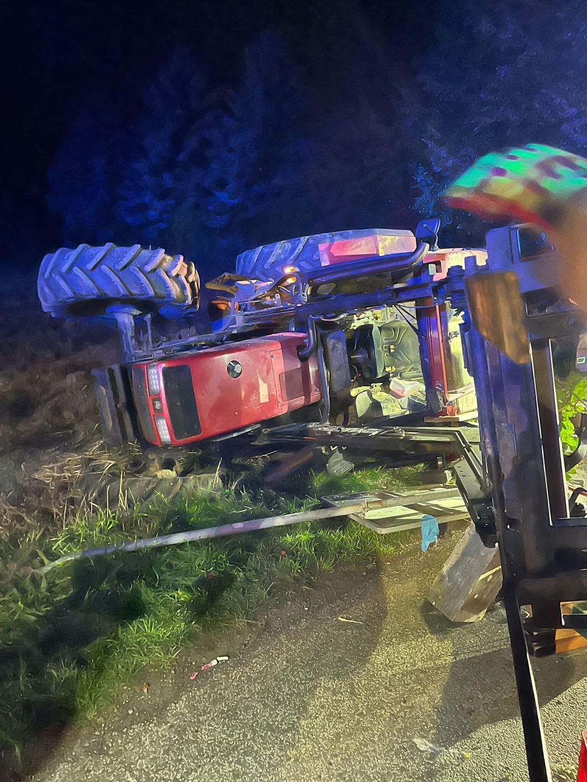 Groźny wypadek w Sułowie. Ciągnik przygniótł człowieka, na miejsce wezwano LPR Groźny wypadek w Sułowie. Ciągnik przygniótł człowieka, na miejsce wezwano LPR