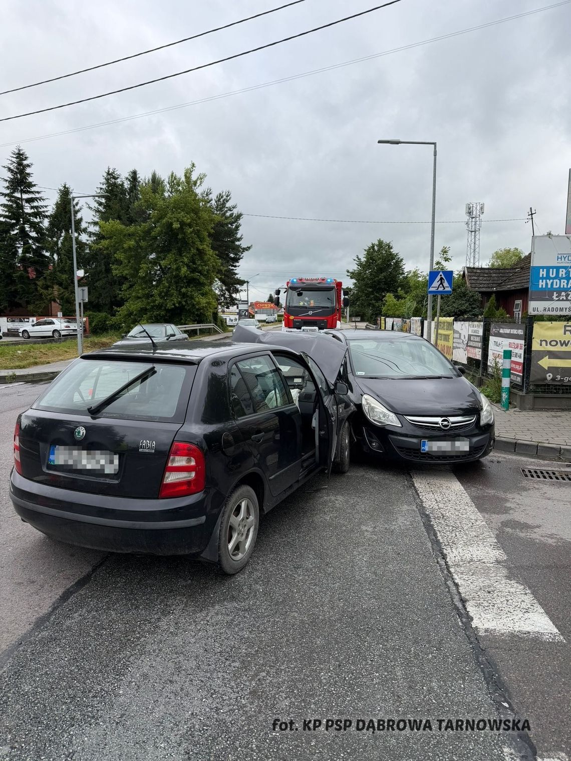 Groźny wypadek w Szczucinie. Kobieta i dziecko trafiły do szpitala po zderzeniu dwóch samochodów Groźny wypadek w Szczucinie. Kobieta i dziecko trafiły do szpitala po zderzeniu dwóch samochodów