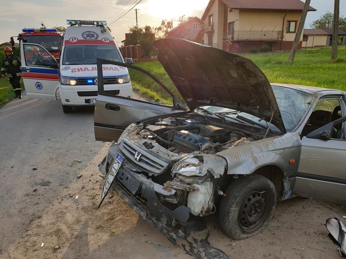 Groźny wypadek w Szerzynach. Po dachowaniu samochodu poszkodowany mężczyzna trafił do szpitala