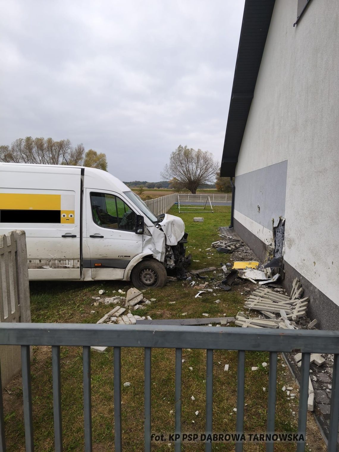 Groźny wypadek w Zabrniu! Bus wjechał w remizę strażacką. Kierowca trafił do szpitala Groźny wypadek w Zabrniu! Bus wjechał w remizę strażacką. Kierowca trafił do szpitala