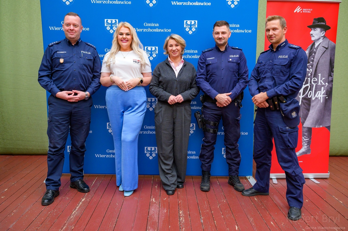 „Hejt to nie żart”. Policjanci i Kinga Zawodnik spotkali się z młodzieżą. Za nękanie w internecie grozi nawet 8 lat więzienia „Hejt to nie żart”. Policjanci i Kinga Zawodnik spotkali się z młodzieżą. Za nękanie w internecie grozi nawet 8 lat więzienia