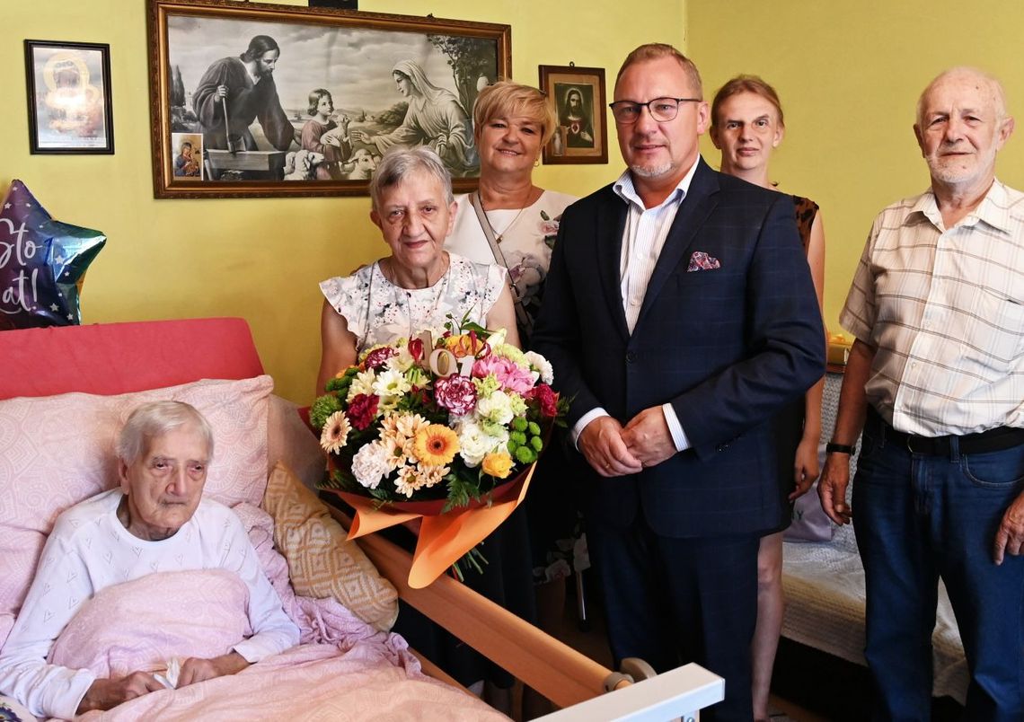 Helena Mach ukończyła 101 lat. Mieszkanka Jadownik otrzymała prezenty i kwiaty