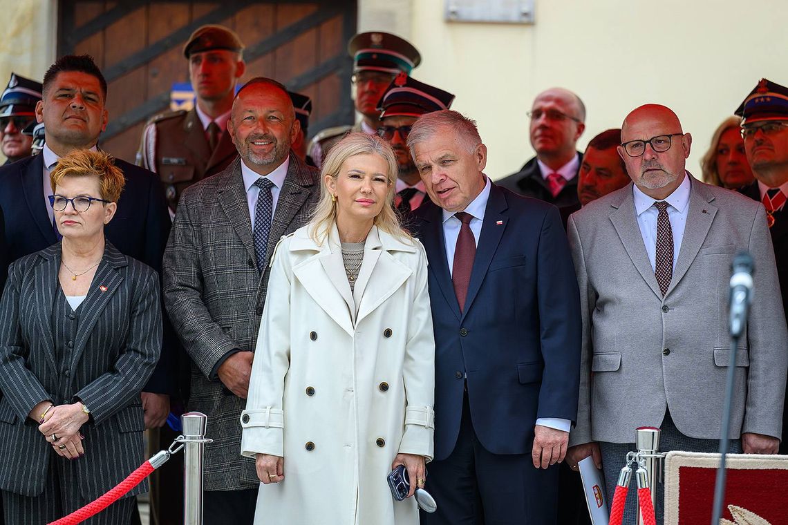 Hołd dla strażackiej służby i poświęcenia Hołd dla strażackiej służby i poświęcenia