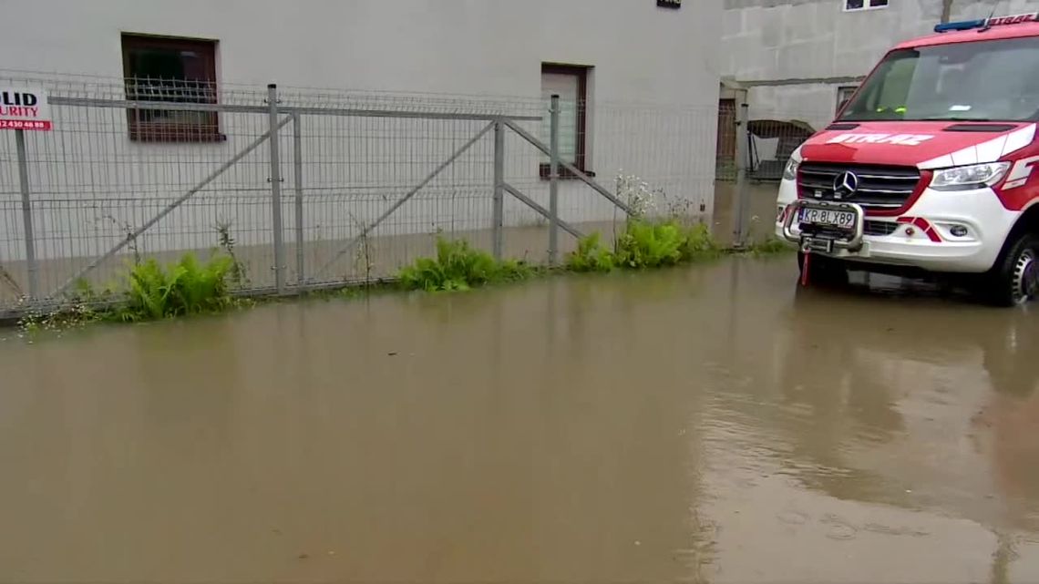 "Ile się da, tyle będziemy walczyć". Strażacy pomagają zalanym mieszkańcom Krakowa