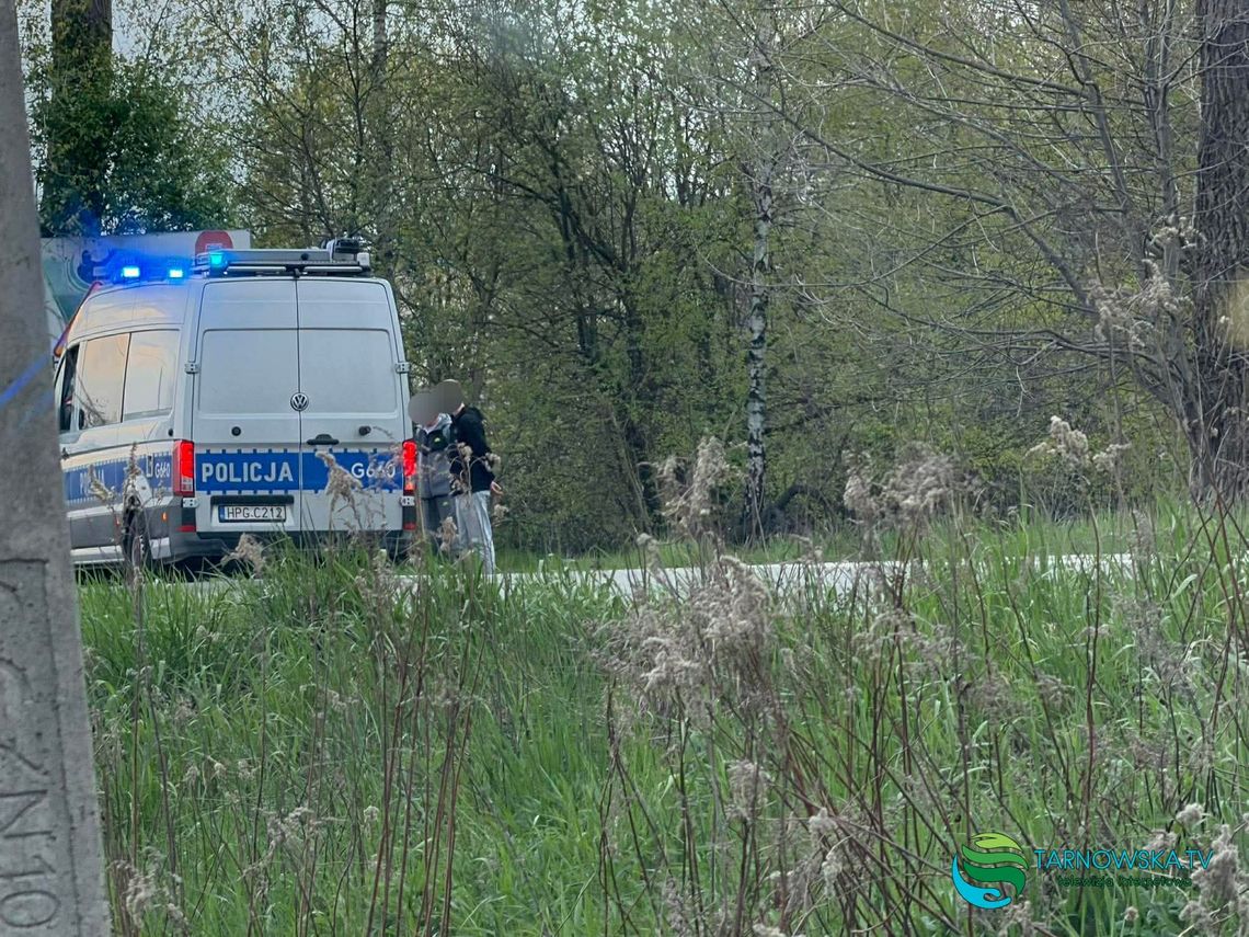 Incydent podczas działań służb w Ładnej. Pościg za kierowcą Kii, mandaty dla pasażerów