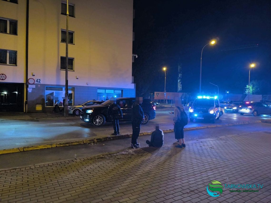 Interwencja służb na ul. Krakowskiej w Tarnowie. Mężczyzna trafił pod opiekę ratowników Interwencja służb na ul. Krakowskiej w Tarnowie. Mężczyzna trafił pod opiekę ratowników