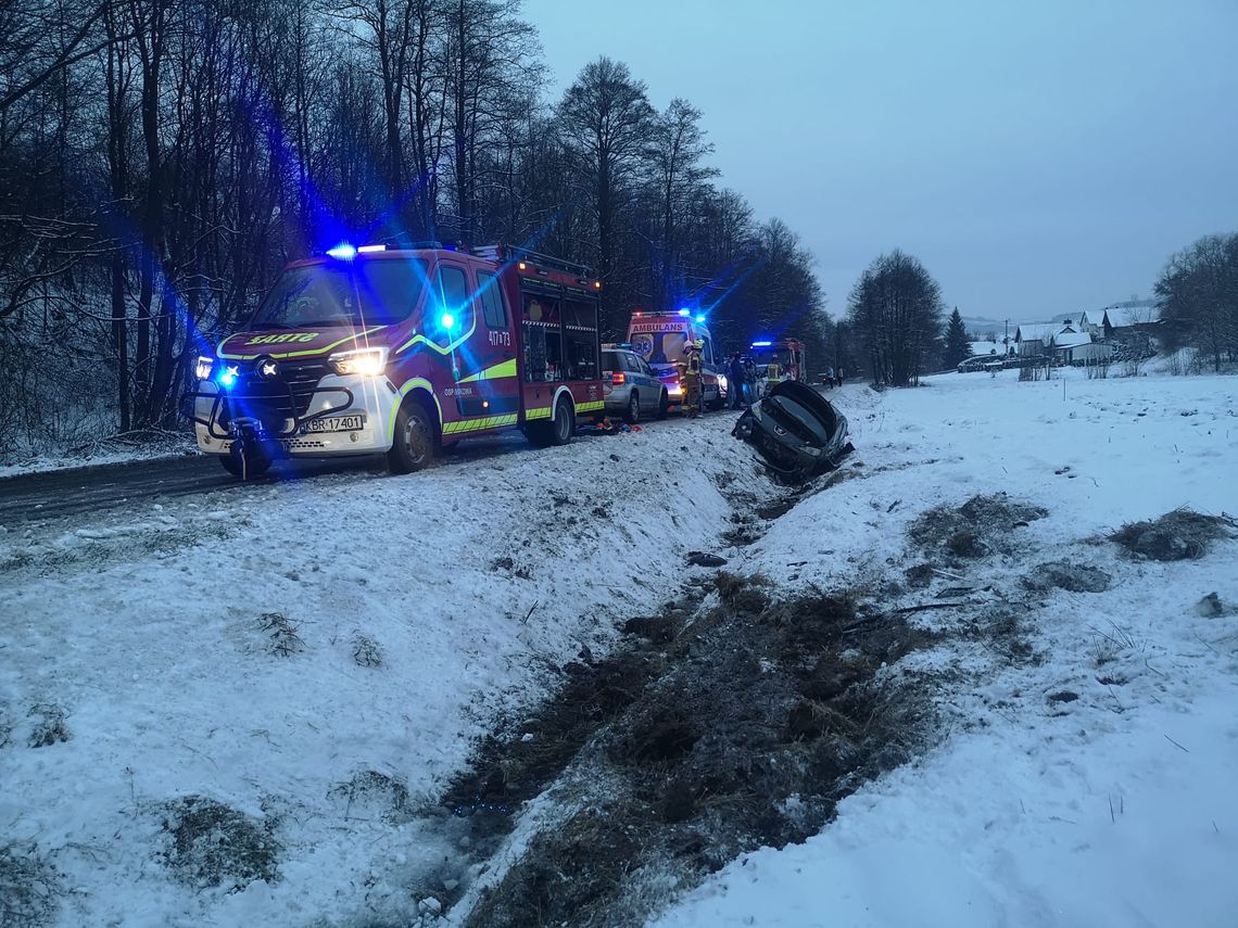 Iwkowa. Samochód wpadł do rowu, interweniowały służby