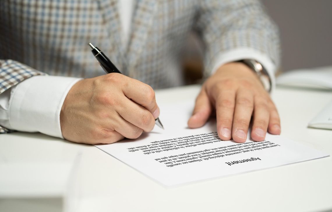 Jak przygotować poprawny wzór umowy kupna–sprzedaży samochodu?
