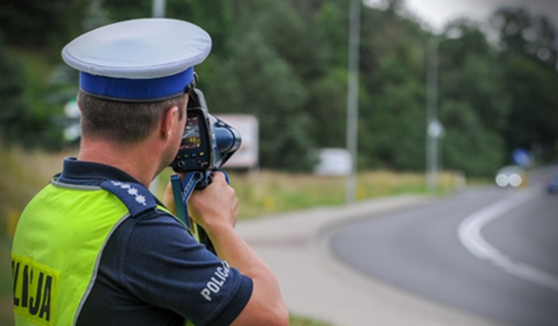Jechała 105 km/h w terenie zabudowanym. Straciła prawo jazdy i została ukarana wysokim mandatem.