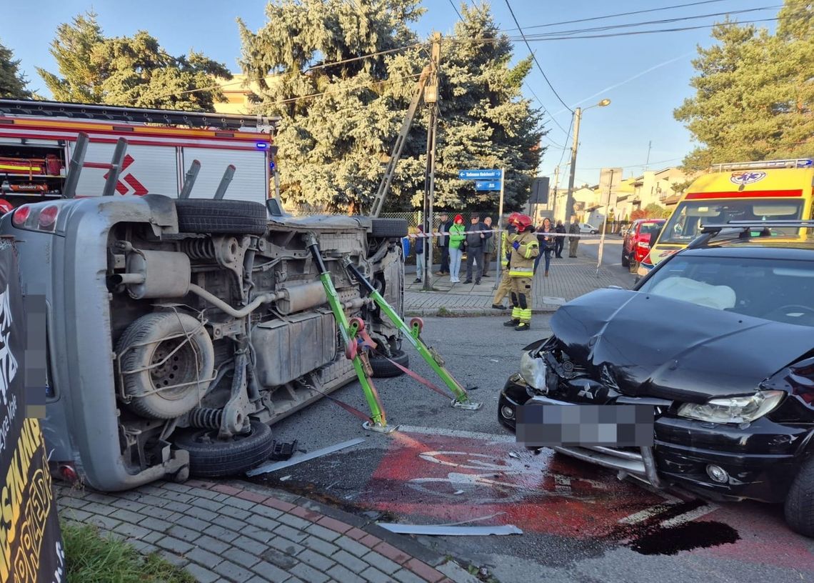 Jeden z samochodów na boku. Kobieta przewieziona do szpitala