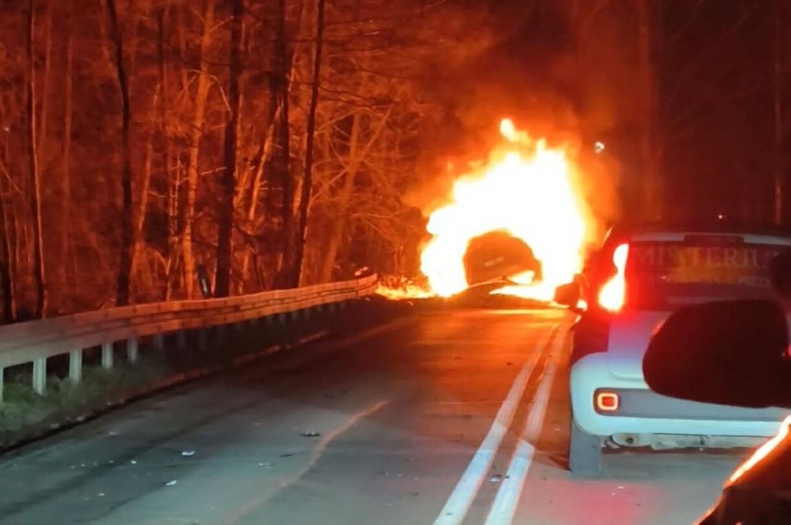 Jedna osoba została poszkodowana w pożarze samochodu na DW 980 pod Zakliczynem Jedna osoba została poszkodowana w pożarze samochodu na DW 980 pod Zakliczynem