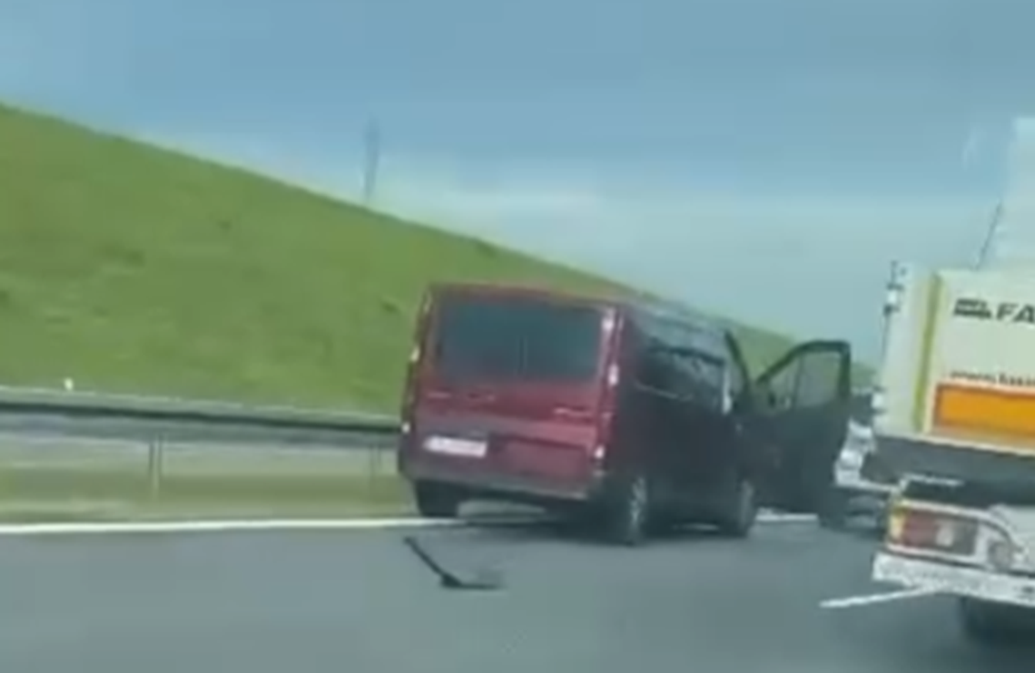 Dwa zdarzenia na A4 w rejonie Niepołomic. Najpierw zderzyły się trzy auta, później sześć samochodów Dwa zdarzenia na A4 w rejonie Niepołomic. Najpierw zderzyły się trzy auta, później sześć samochodów